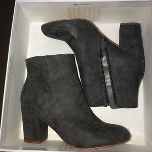 STEVE MADDEN: Grey Suede Critic Booties